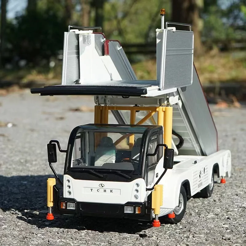 

Масштаб 1:24 литая модель самолета из сплава для посадки в металлическом аэропорту, коллекционная игрушка, шаттл, автобус, автомобиль, дисплей, подарки, поклонники