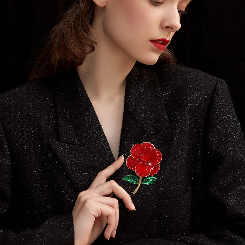 Женская корсажная брошь в виде цветка камелии красного и желтого цвета