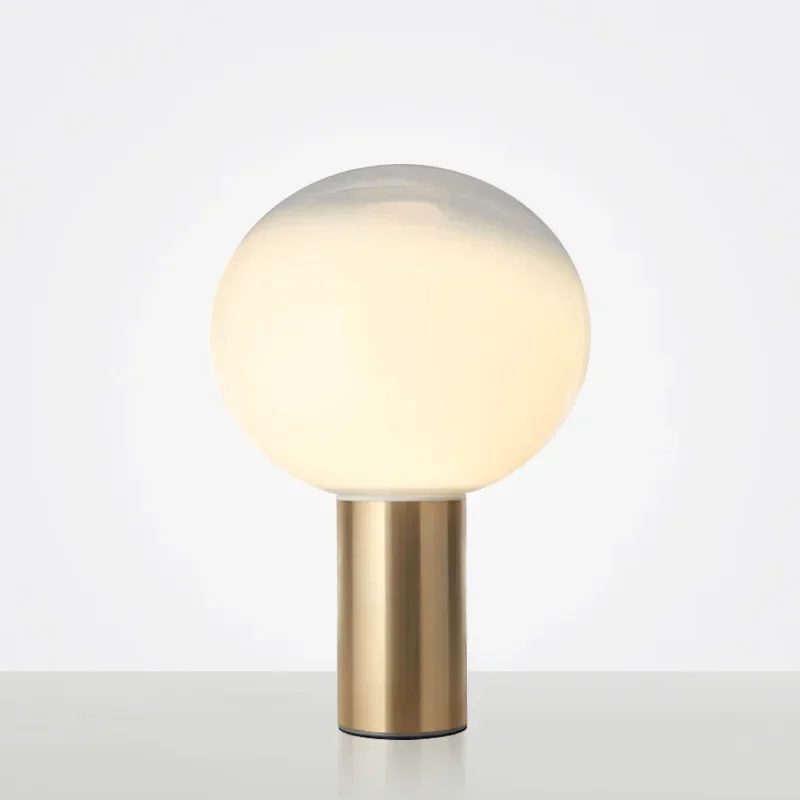 Современная простая настольная лампа в скандинавском кремовом стиле