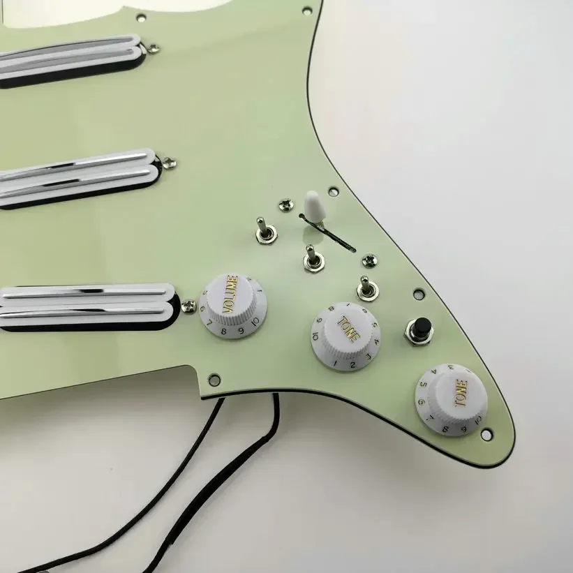 Предварительно загруженный ST Pickguard с SSS одиночной катушкой набор пикапов