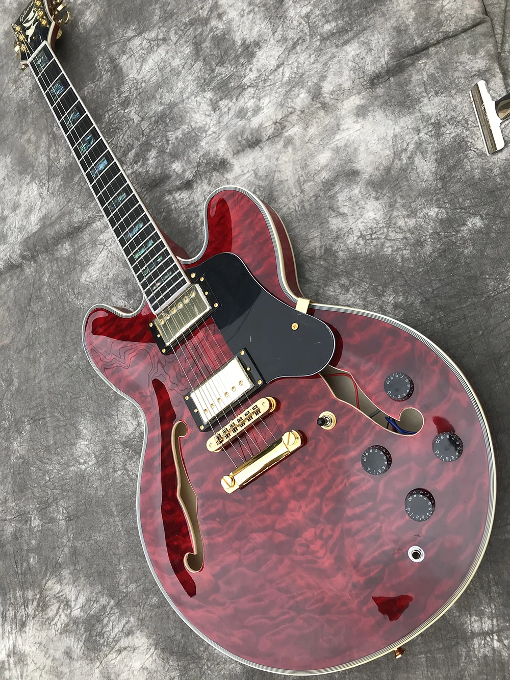 

Custom Semi hollow Double F-holes Jazz Electric Guitar, Mahogany guitar body, Quilted maple wood veneer, Hummingbird design