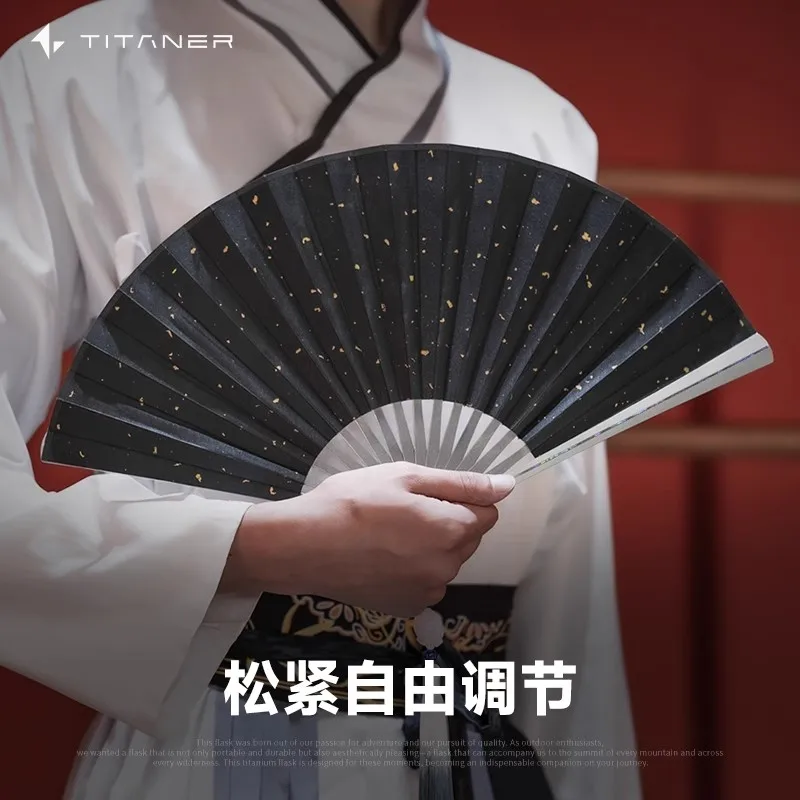 

Портативный металлический складной вентилятор TITANER из титанового сплава в китайском стиле с регулируемой эластичностью для подарочной тактической самообороны