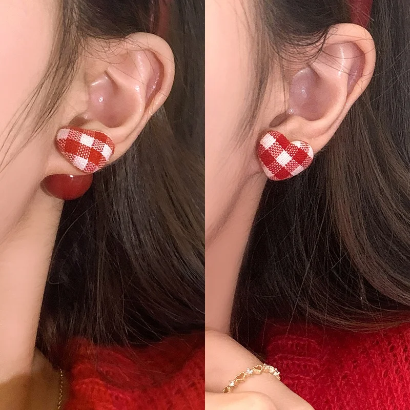 Красные серьги-гвоздики в клетку Любовь женские осенние и зимние темпераментные