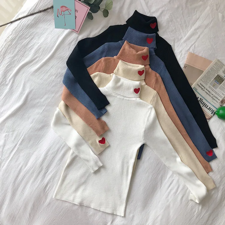 

Женский трикотажный свитер-водолазка с вышивкой в виде сердечек