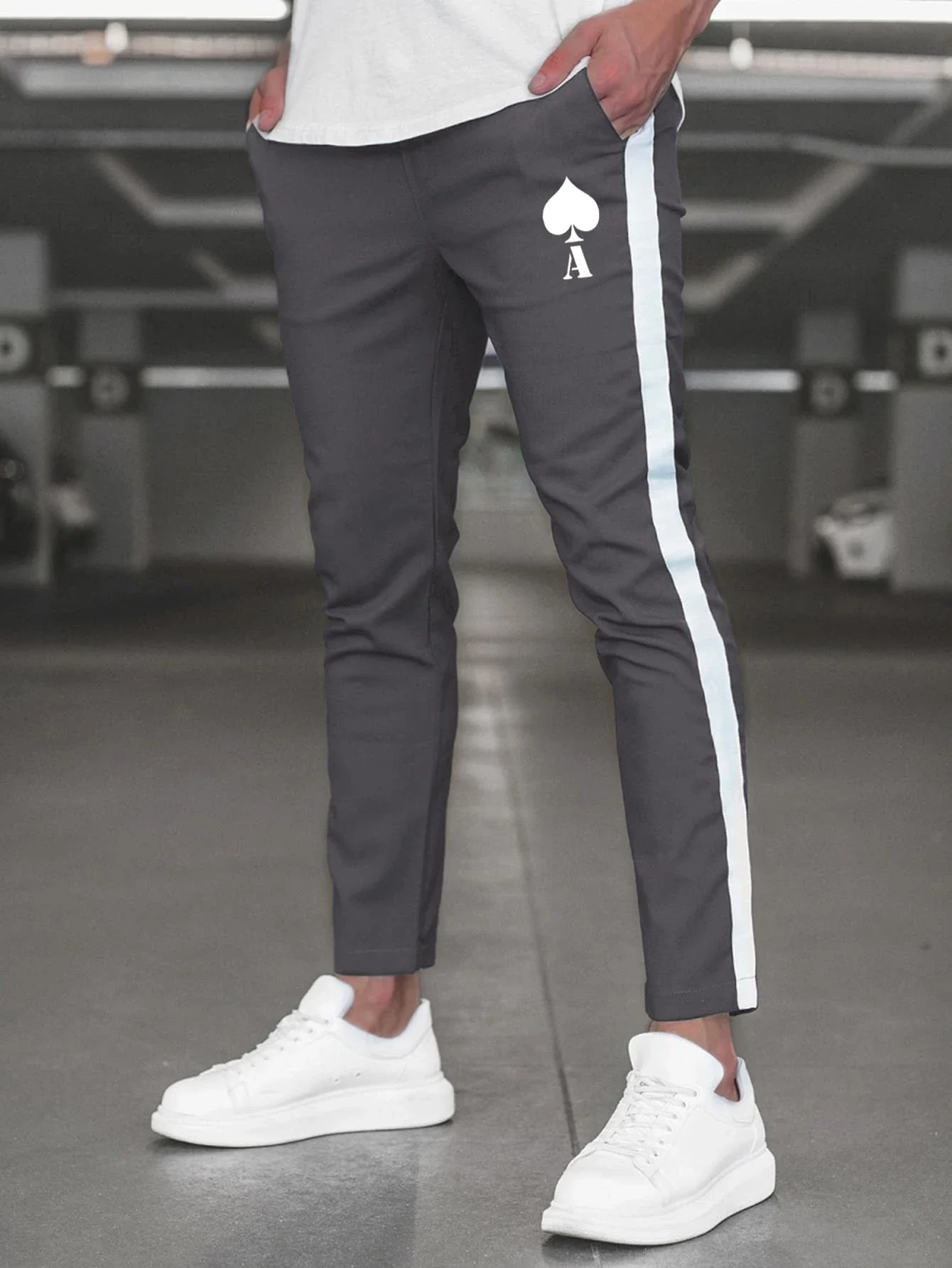 

Men Playing Card Print Contrast Sideseam Pants