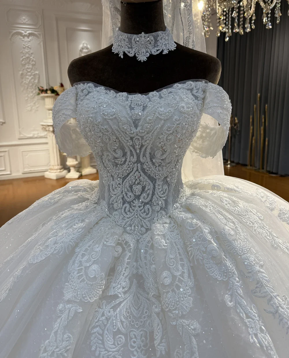 Фото Свадебное платье Off White с кружевными бретелями без серебряных элементов, индивидуальный пошив, Amanda Novias Official №3