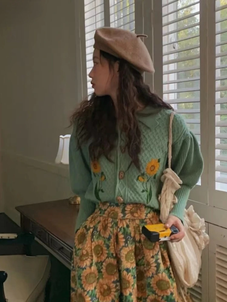 Женский вязаный кардиган с цветочной вышивкой