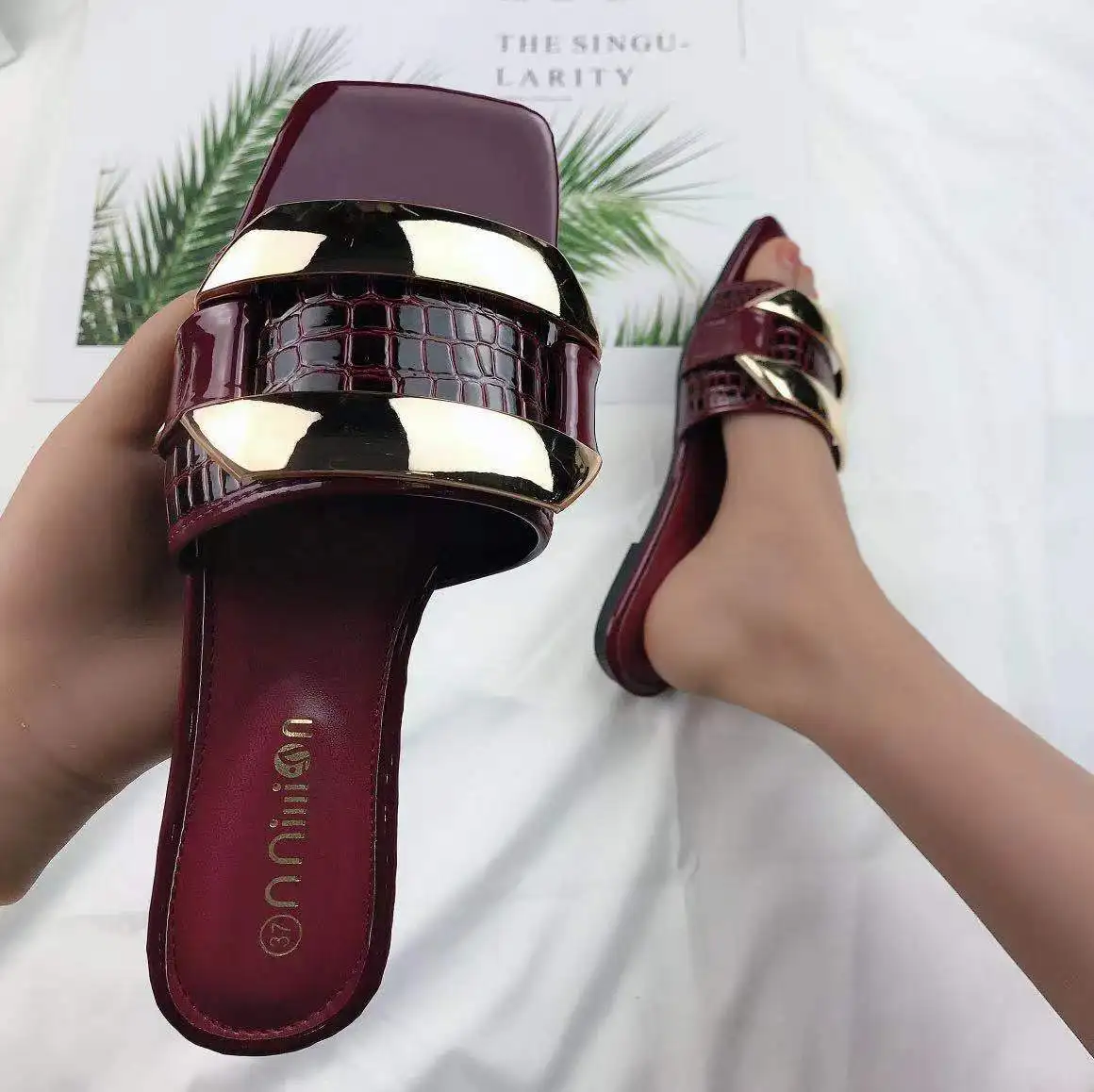 Women's Slippers New Metal Decorative Toe Sandals In Summer Women Wear Square Head Flat Bottomed Beach Sandals