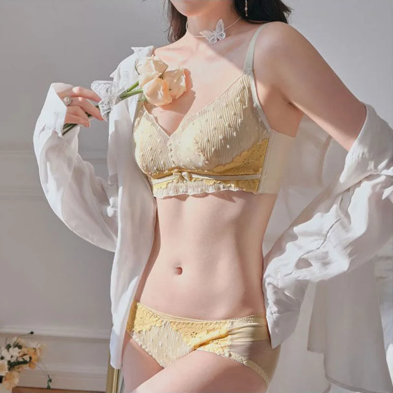 

Комплект женского кружевного нижнего белья с чашками пуш-ап