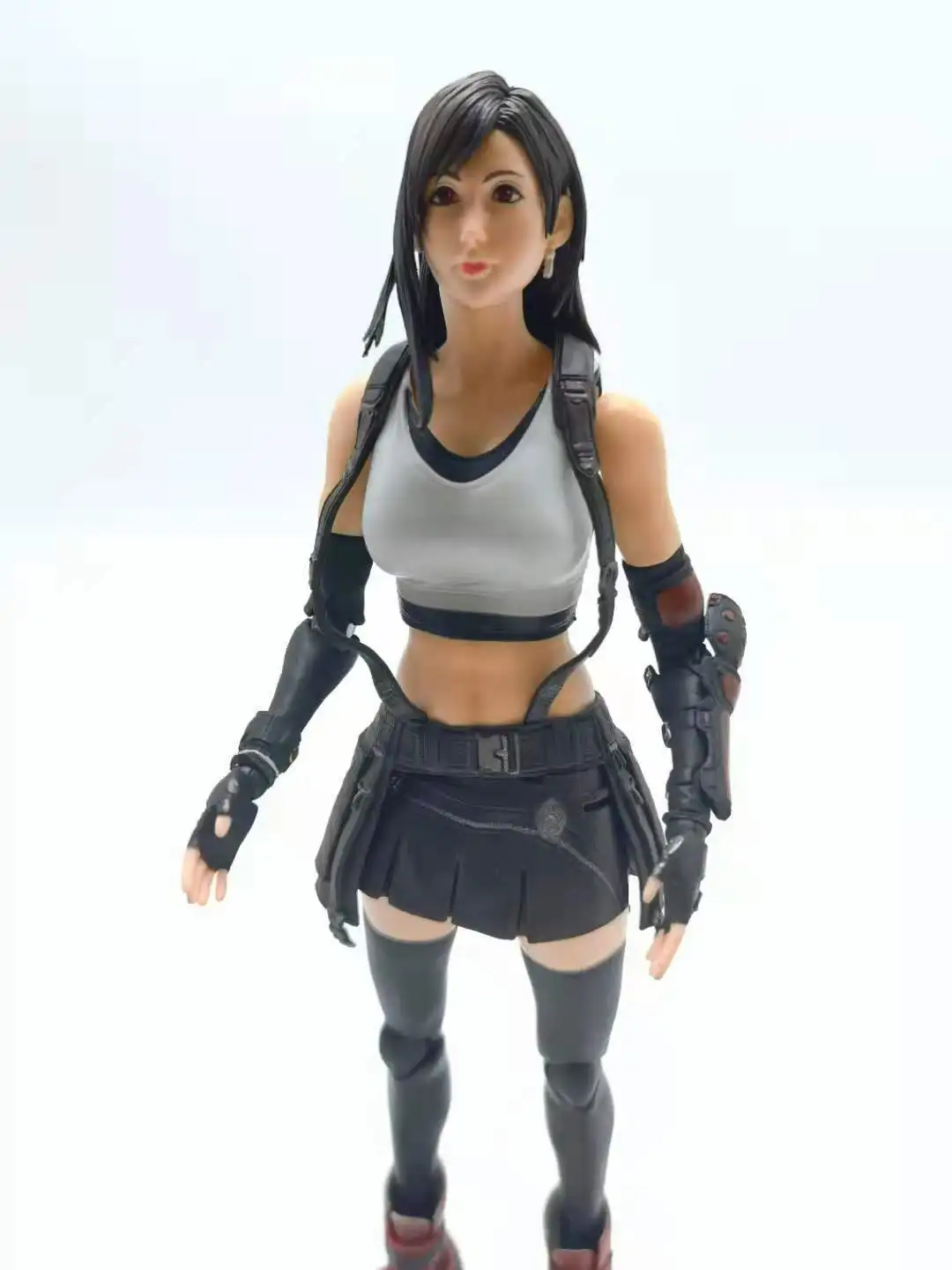 Дешево Шарнирная экшн-фигурка PLAY ARTS Tifa Lockhart, декоративная Модель 25 см Продажа Шарнирная экшн-фигурка PLAY ARTS Tifa Lockhart, декоративная Модель 25 см