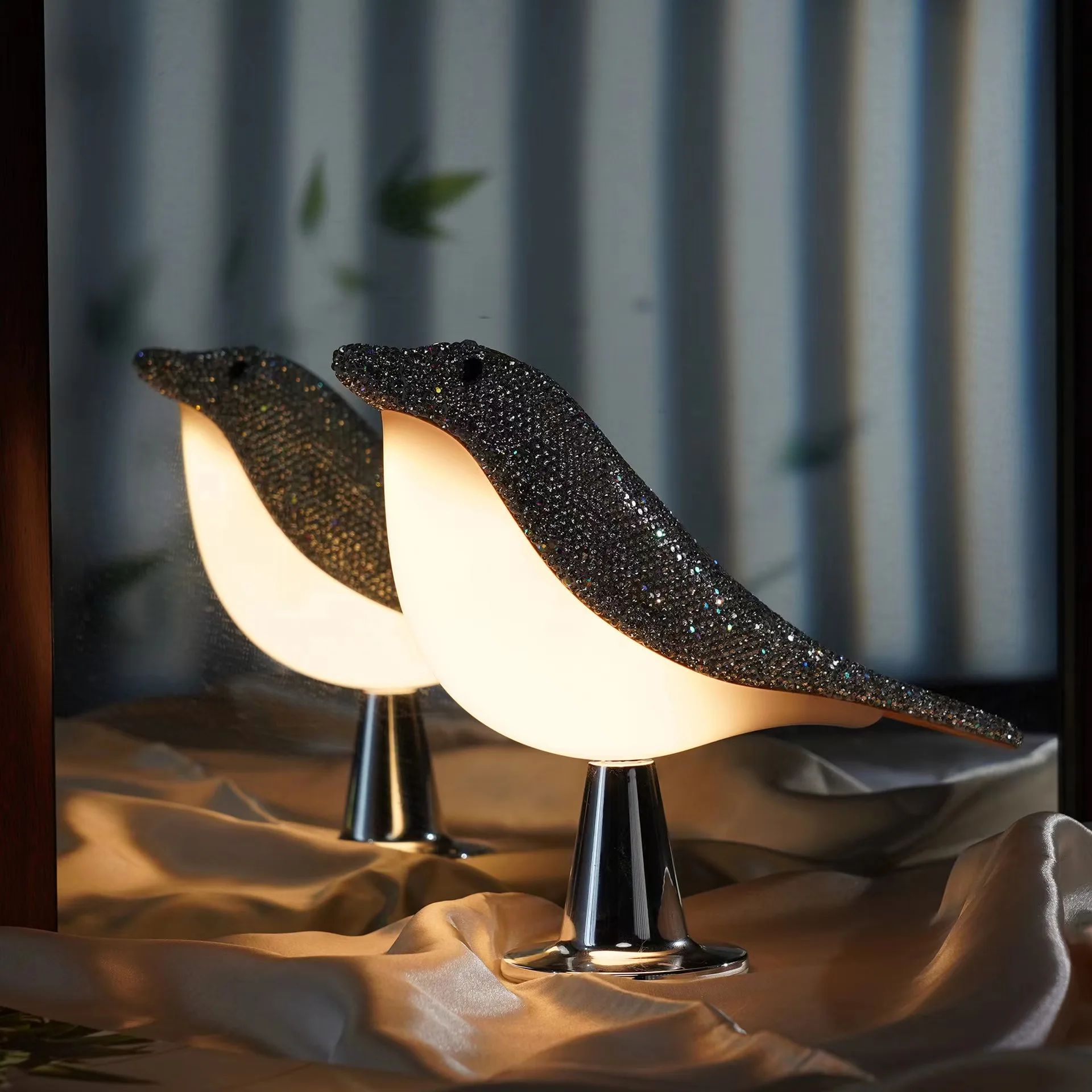 Рисунок 6 - Настольная лампа в виде птицы