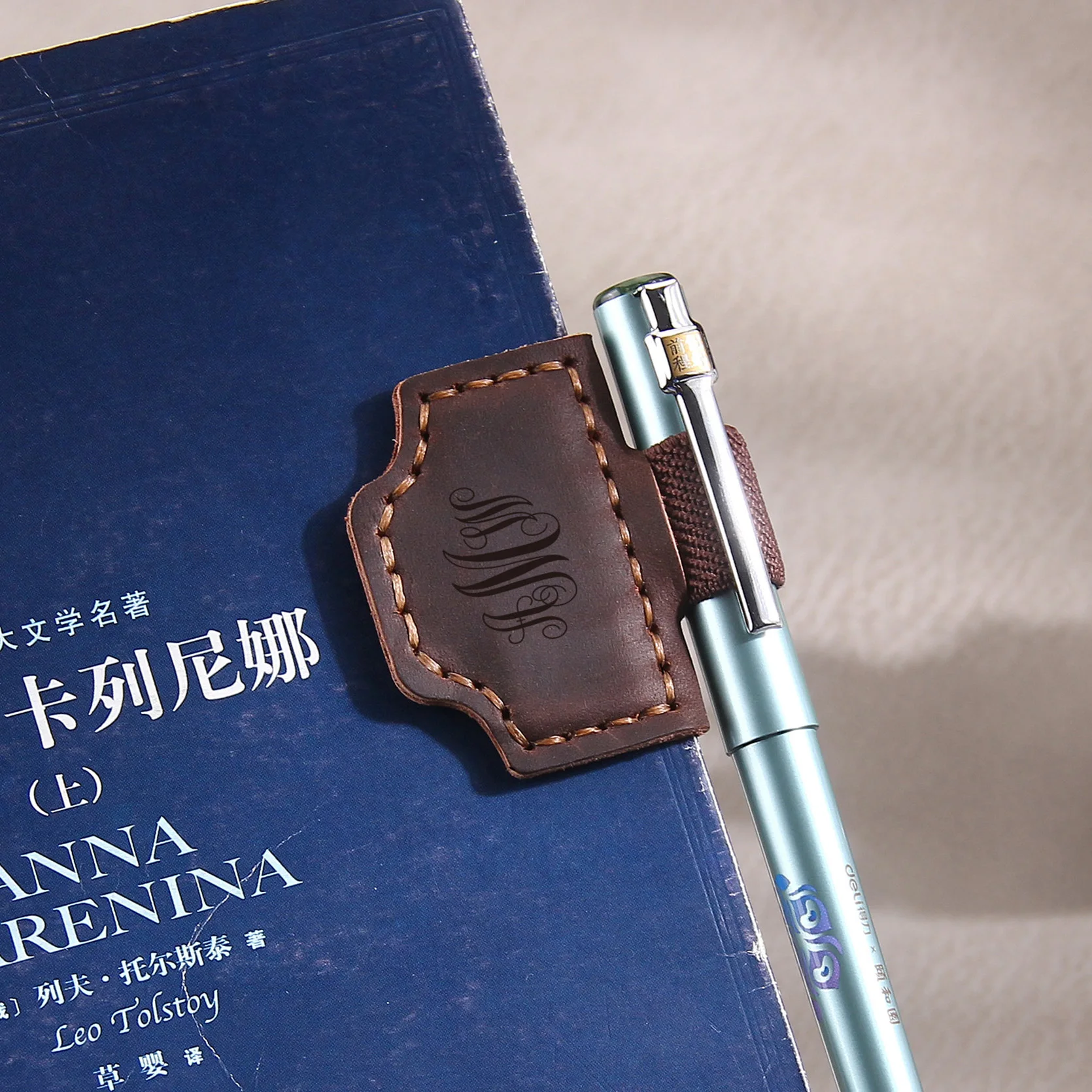 

Зажим для закладок из натуральной кожи с лазерной гравировкой — цельнозерновая кожа Crazy Horse, сильный магнит, 5x3,8x1 см, 25 г