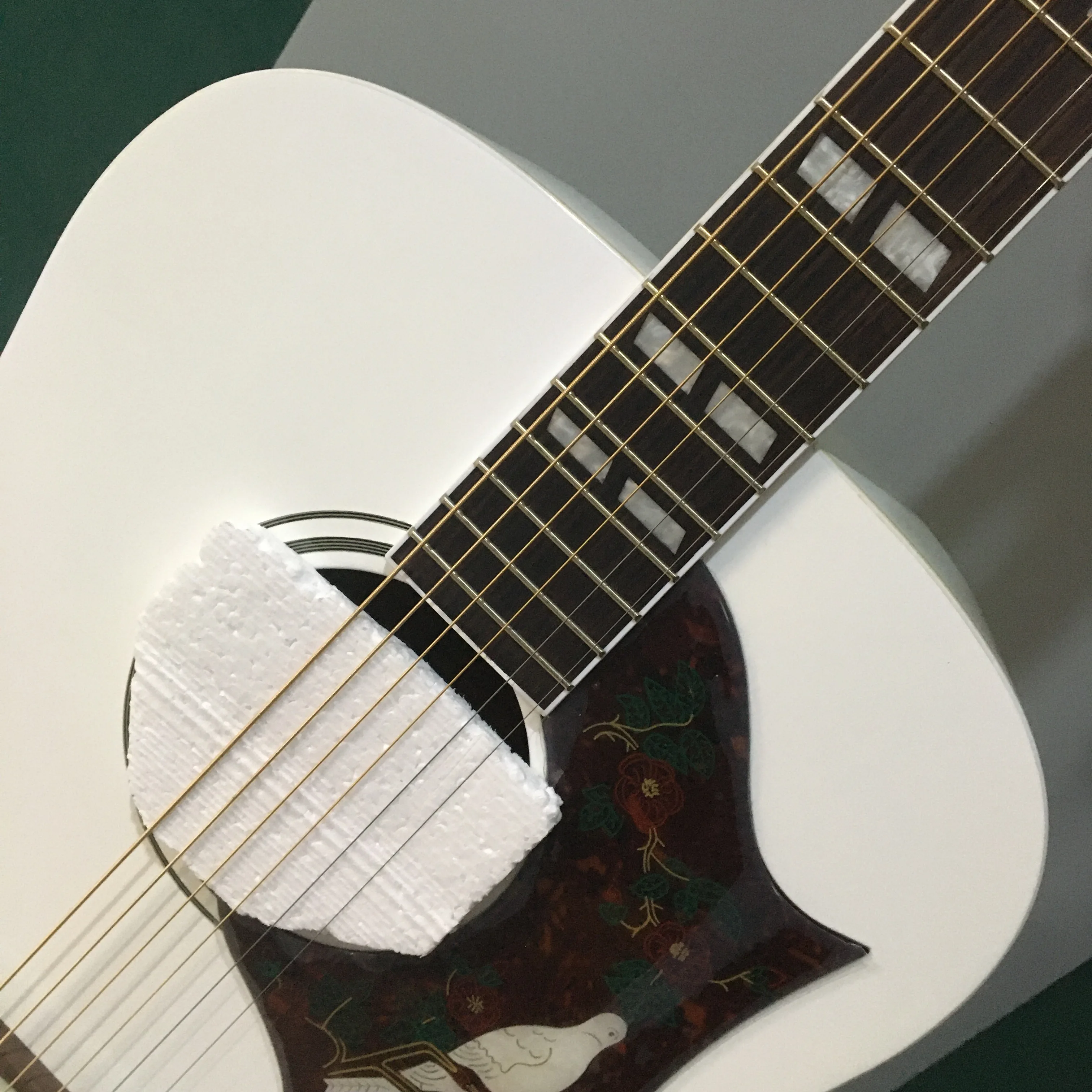 Белая акустическая электрическая гитара в виде голубей топ из твердой ели с 301 EQ