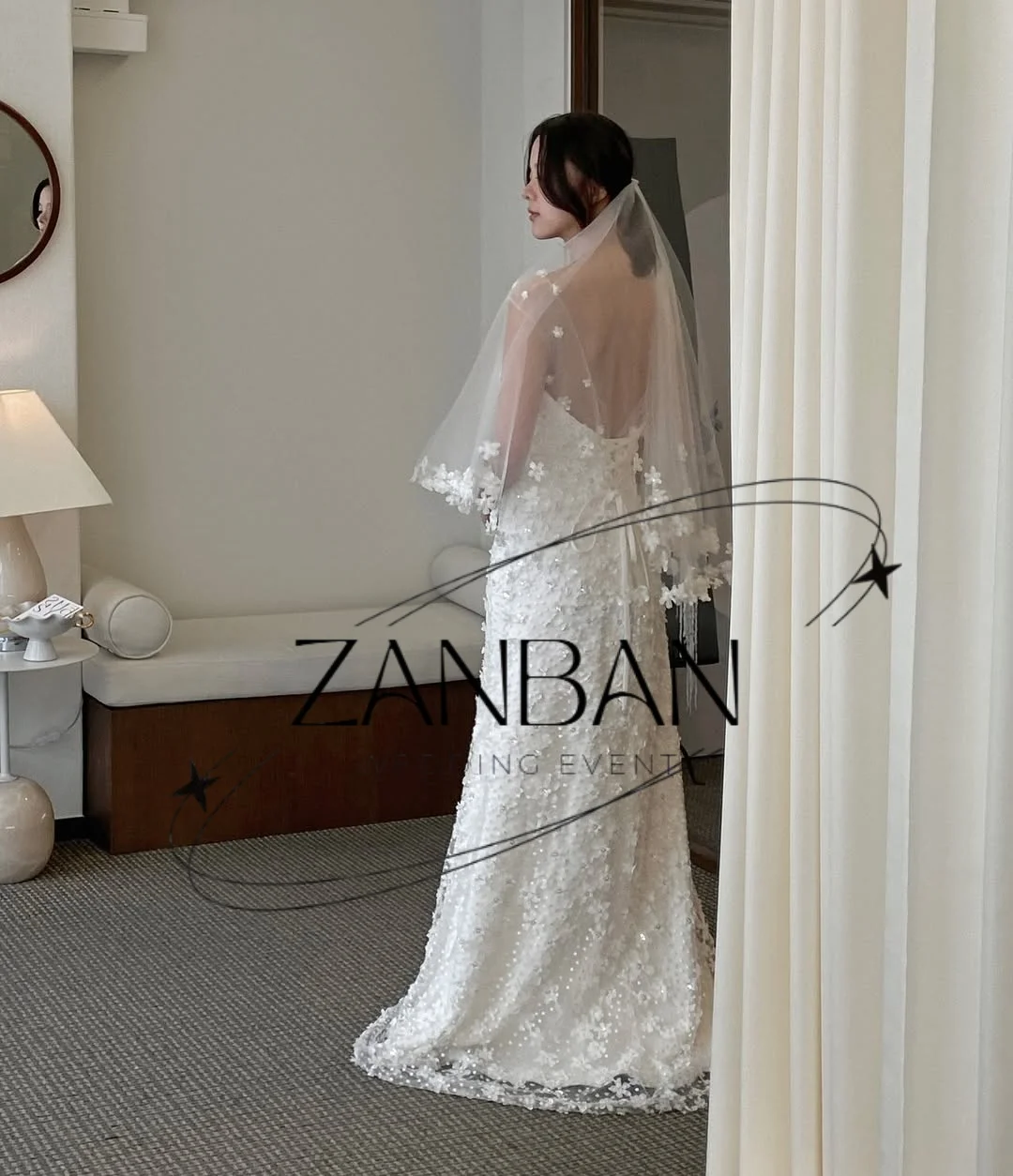 Фото Изысканное кружевное свадебное платье ZanBan с цветочным узором, драпировкой и вырезом «сердечко», А-силуэт, корейский стиль, для фотосессий и свадебных торжеств, на заказ. №2