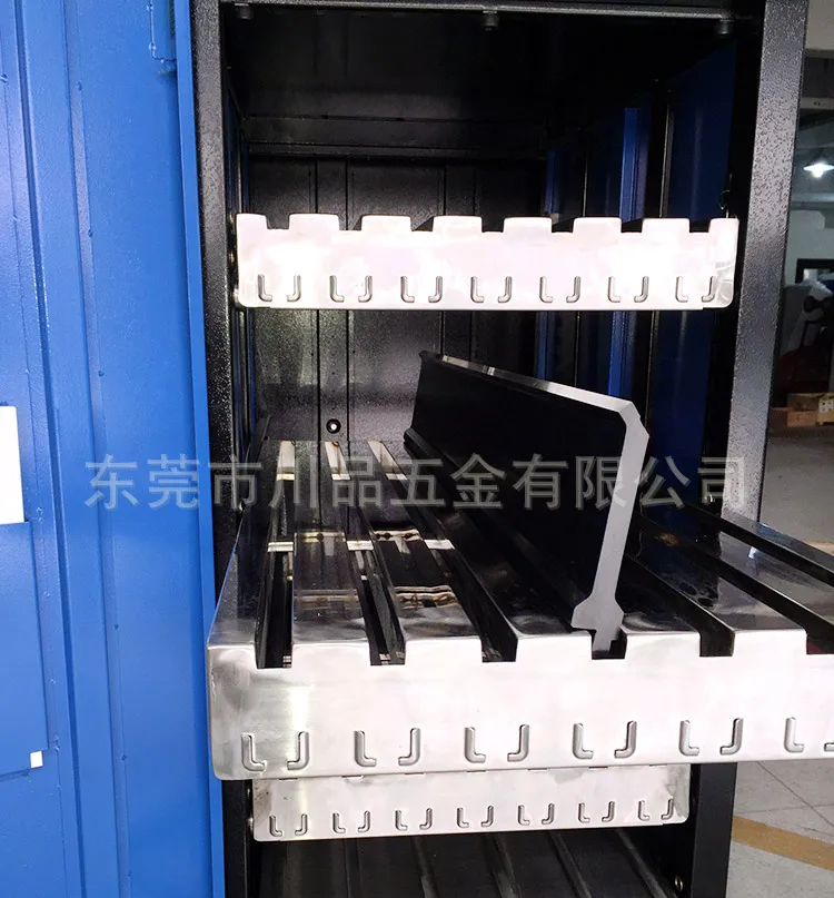 Рисунок 4 - Листогибочный станок с ЧПУ