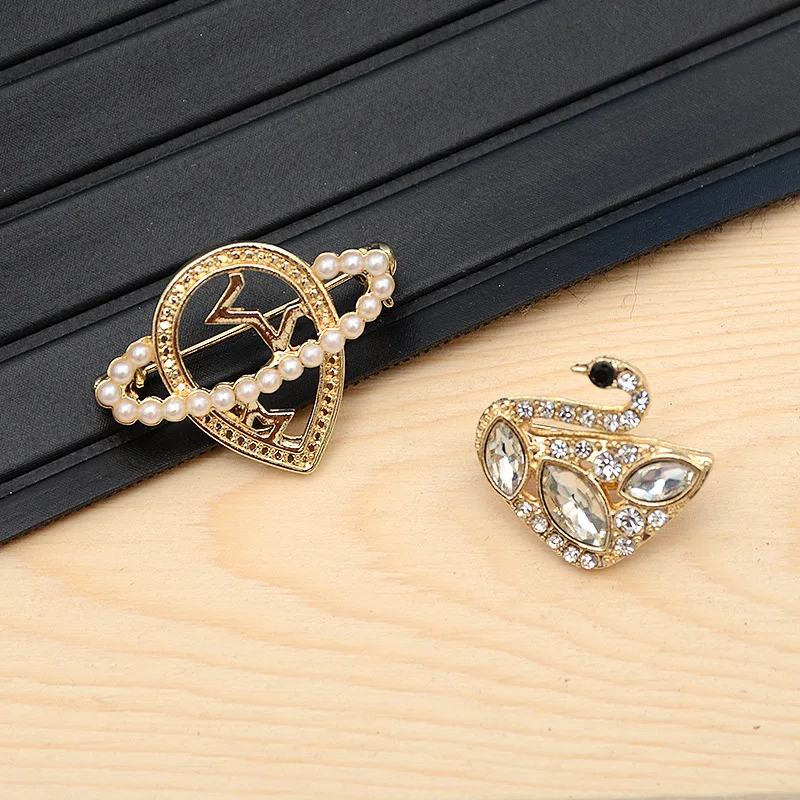 

New Fashion Heart-shaped Saturn Brooch Black Swan Pin Gold Platedpearl Accessories Jewelry Hat Badge for Woman Man Party