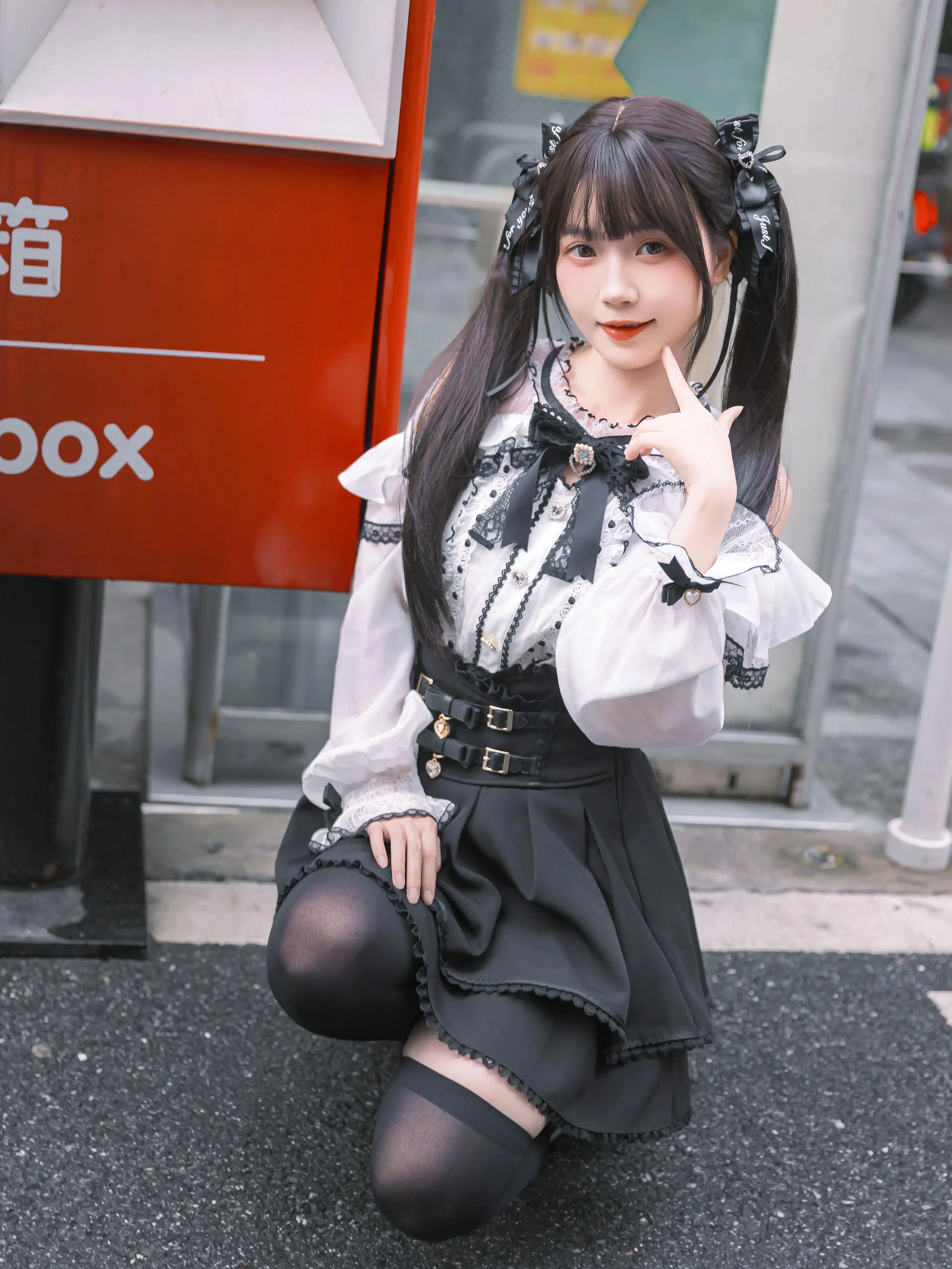 Японский комплект Kawaii J-Fashion Jirai Kei Ryousangata из 2 предметов: милая кружевная блузка с открытыми плечами и мини-юбка с высокой талией для женщин (art.: 3920dbcb6916f) - 3920dbcb6916f