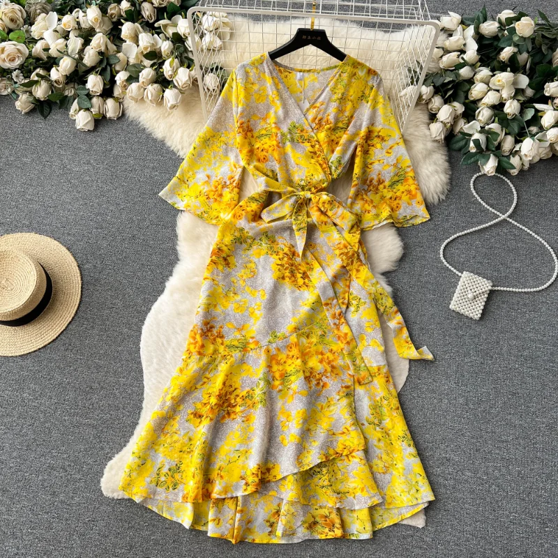 

Женское плиссированное платье с коротким рукавом и высокой талией