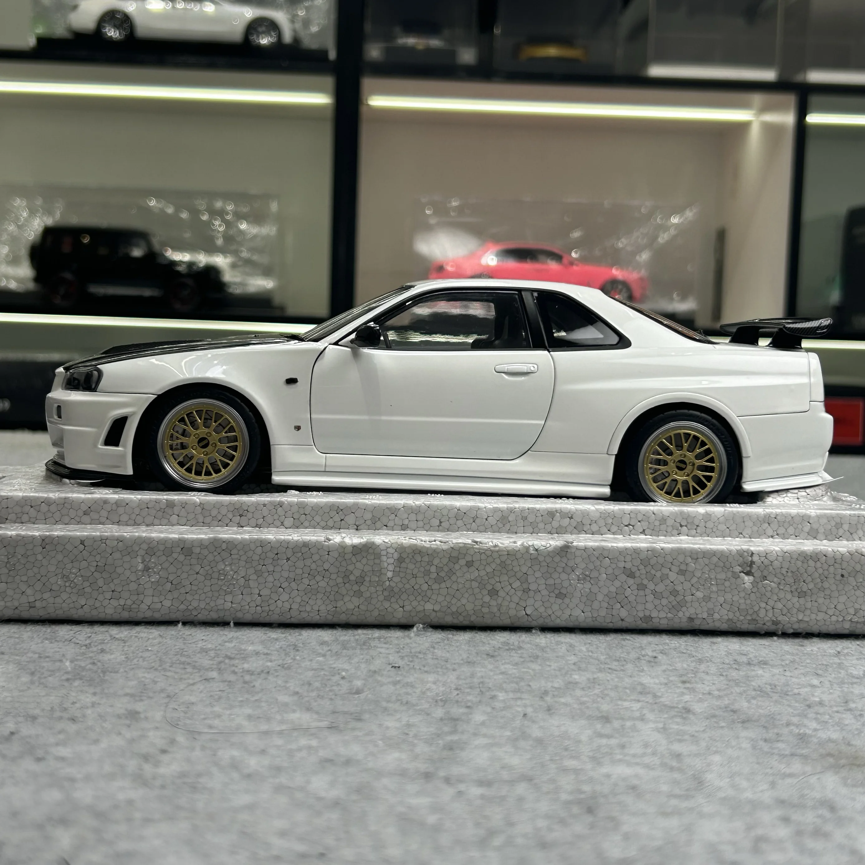 Фото MH 1:18 GTR R34 Z-tune nismo White Exhibition Limited Edition, полноразмерная литая модель автомобиля из сплава, украшения для взрослых №2