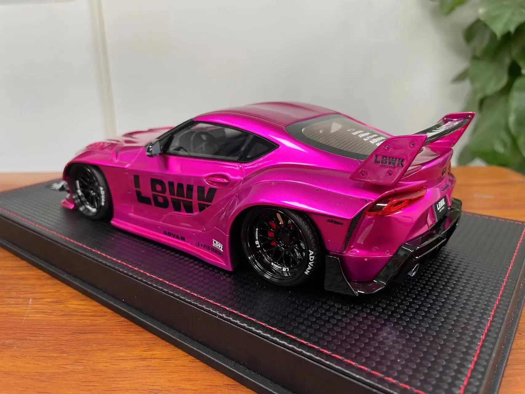 Модель Runner 1/18 LBWK Toyota Supra A90 в электро-оптическом розовом корпусе ограниченная