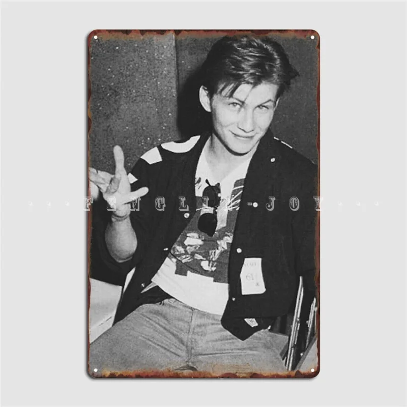 Молодой 80s христианский слайтер металлический знак стена пещера кинотеатр