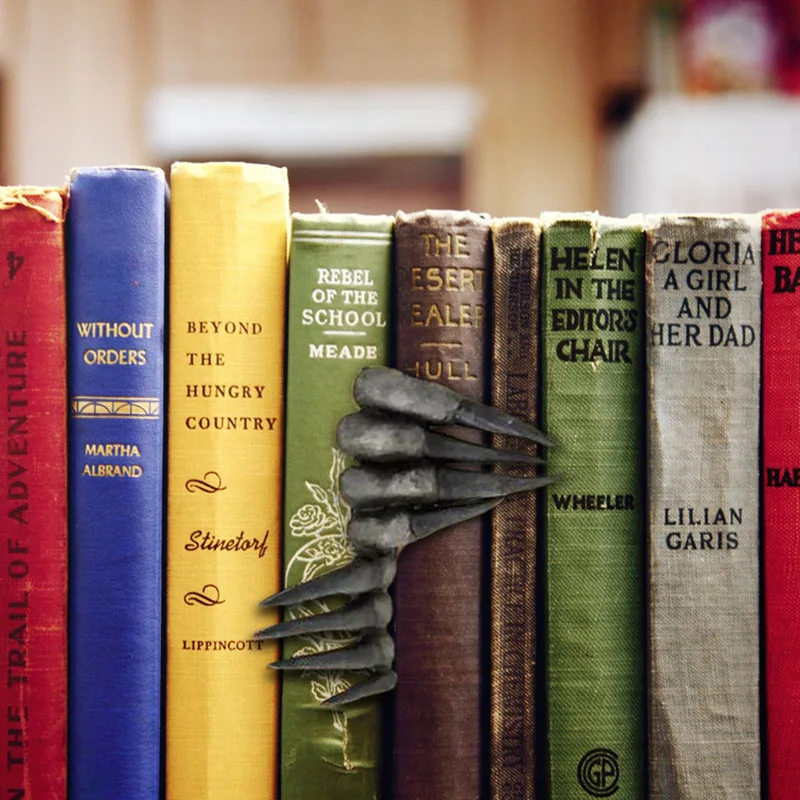 

Книжка-закладка из смолы с рисунком дьявола