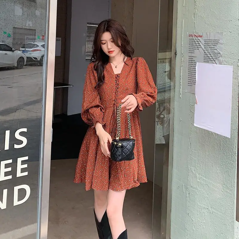 

Платье с цветочным принтом, V-образным вырезом и рукавом-фонариком