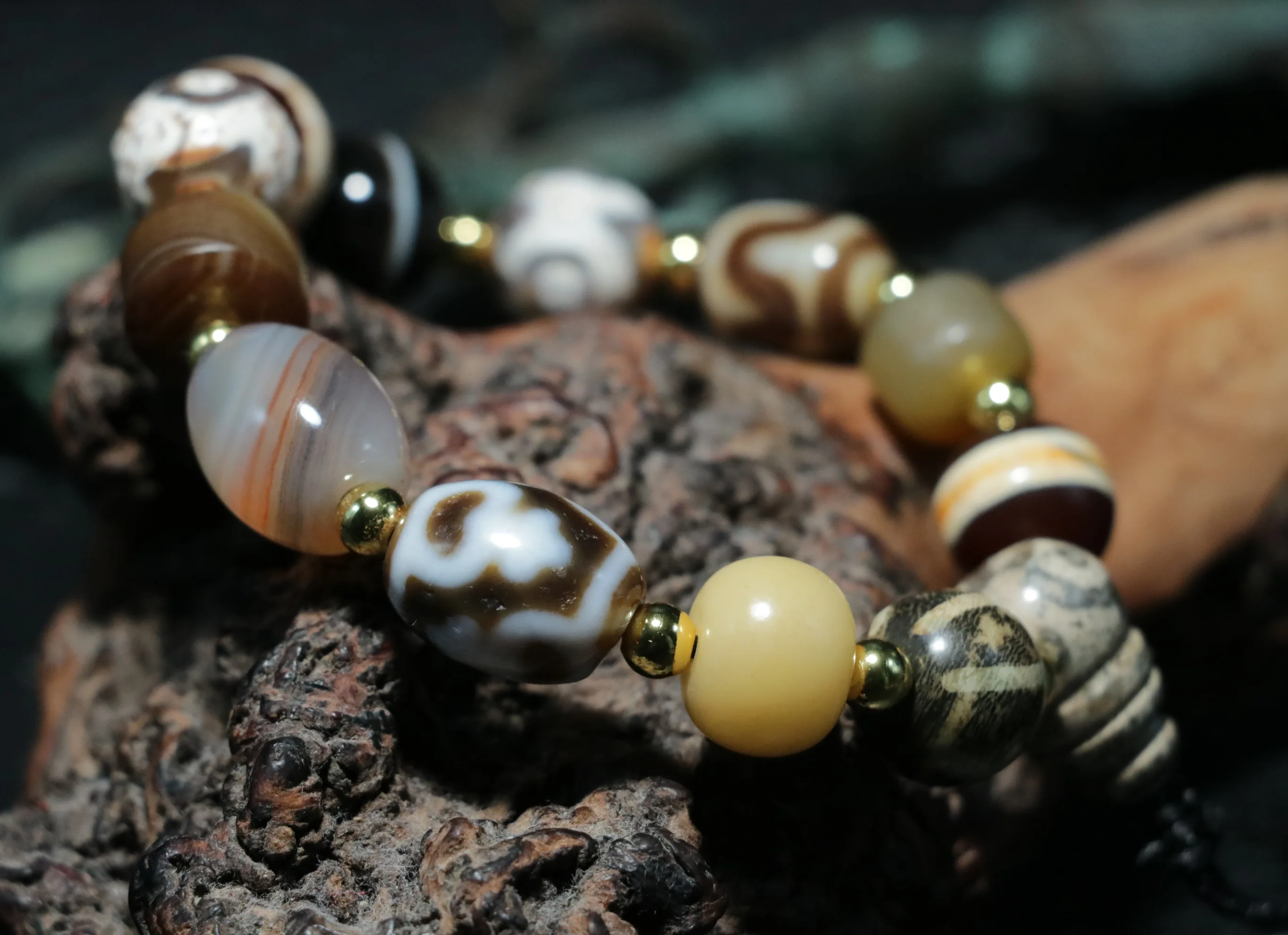 

Treasure Power Magic Energy Тибетский Старый Агат, несколько символов, фотография