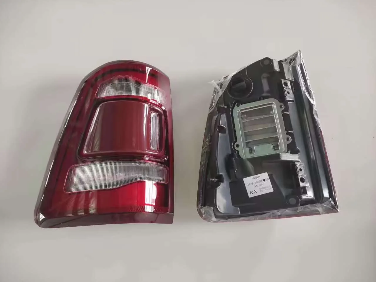 68262531AE 2019-2022 красный задний фонарь с потайными точками без модульной точки для