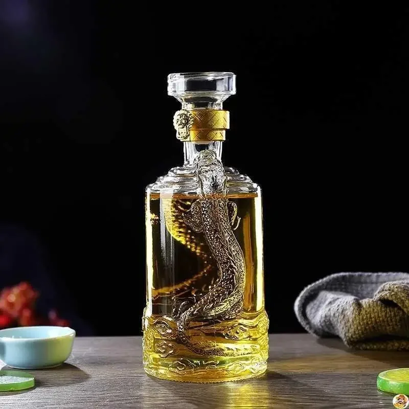 

Круглый стеклянный графин для виски с гравировкой дракона 500 мл