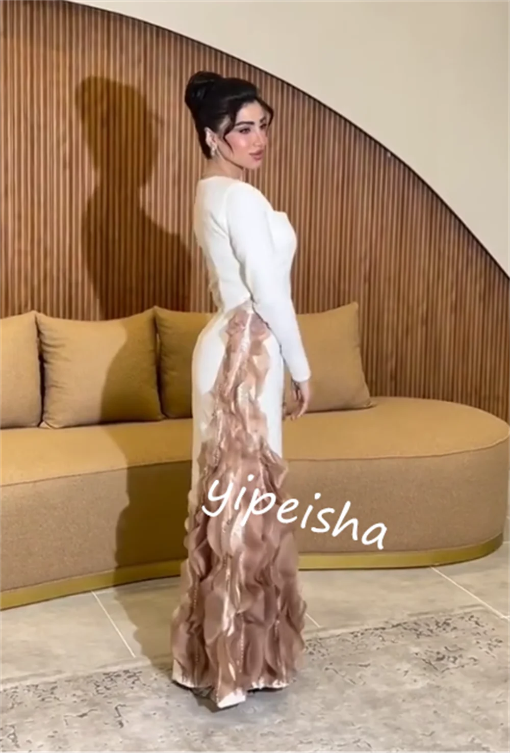 Платье-футляр с оборками и квадратным вырезом