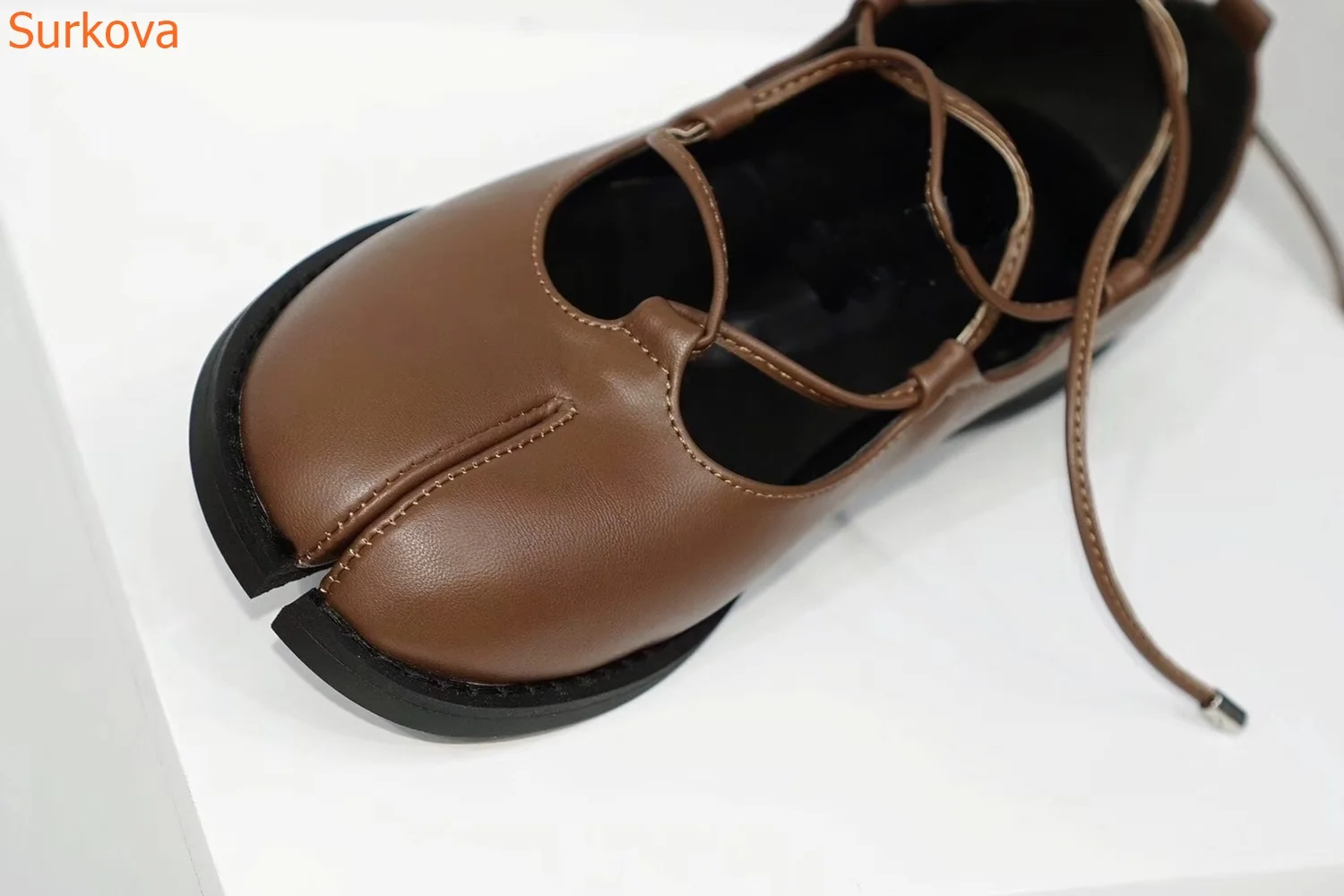 Туфли женские с круглым носком перекрестной шнуровкой плоская подошва