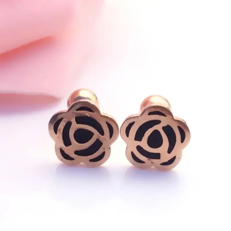 Минималистичные глянцевые серьги-гвоздики из розового золота и черного цвета с