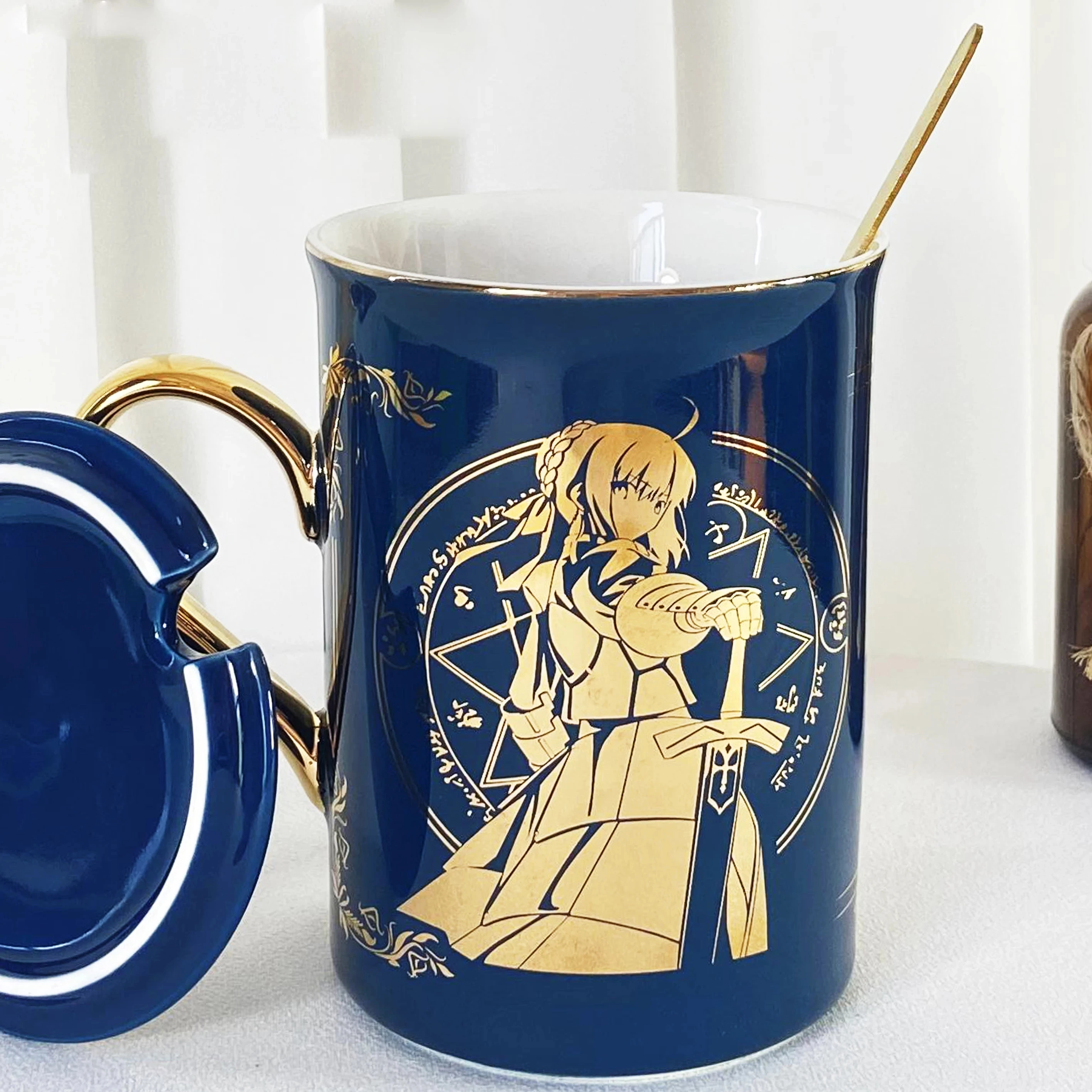 Аниме Фэйт/найт: Тосака Рин Сэйбер Кружка для кофе из керамики с золотым тиснением с ложкой и крышкой для мужчин и женщин, модная, подарочная на Рождество.
