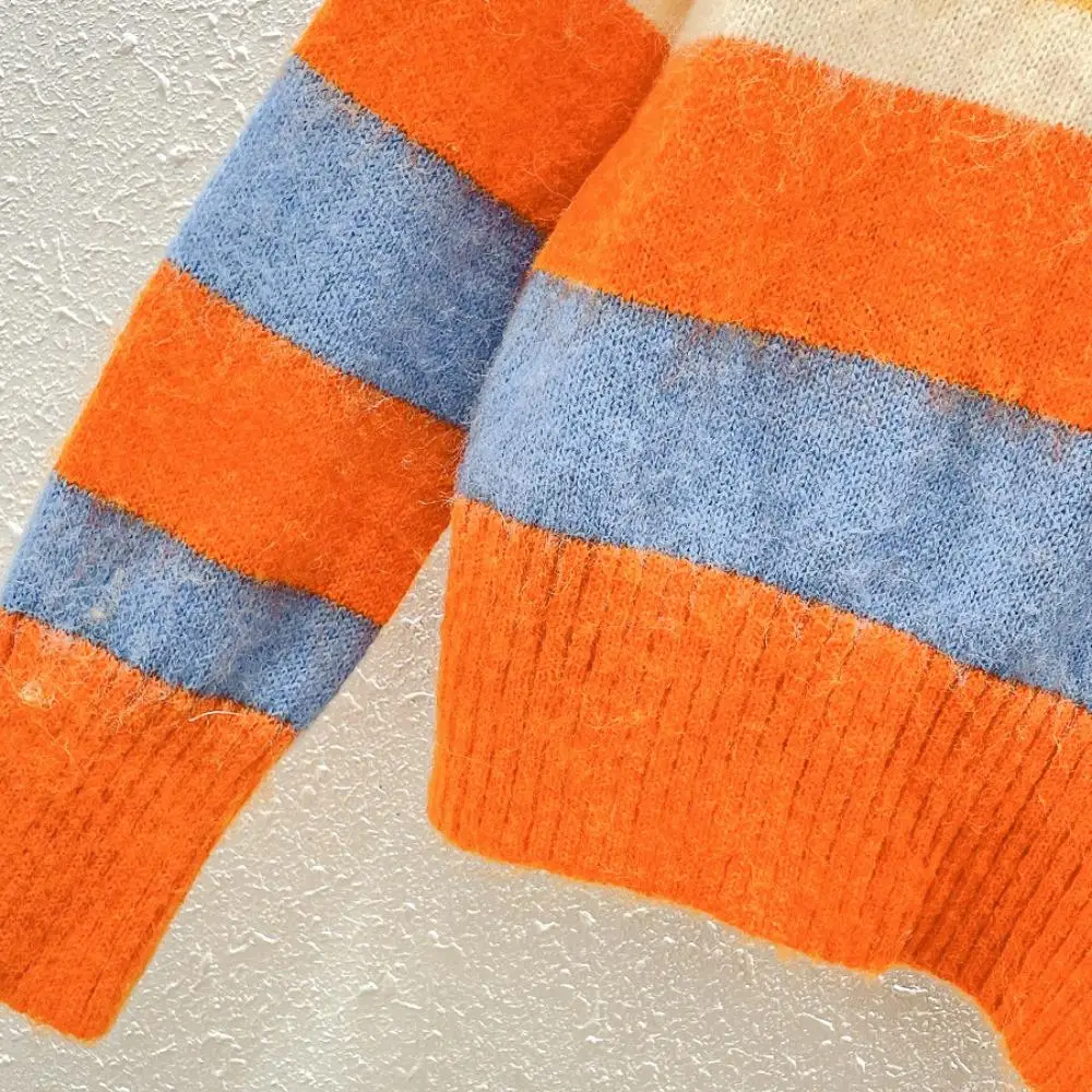 Женский трикотажный свитер в стиле ретро