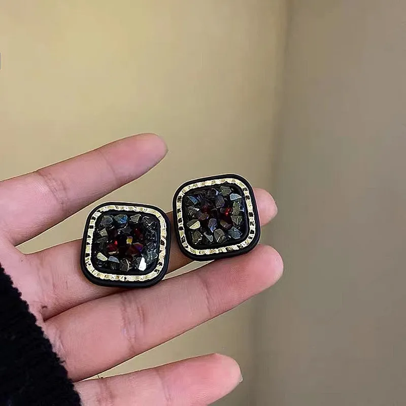 

Retro Black Square Studded Earrings Female Niche Design Earrings New Fashion Autumn and Winter Unique Ear Jewelry