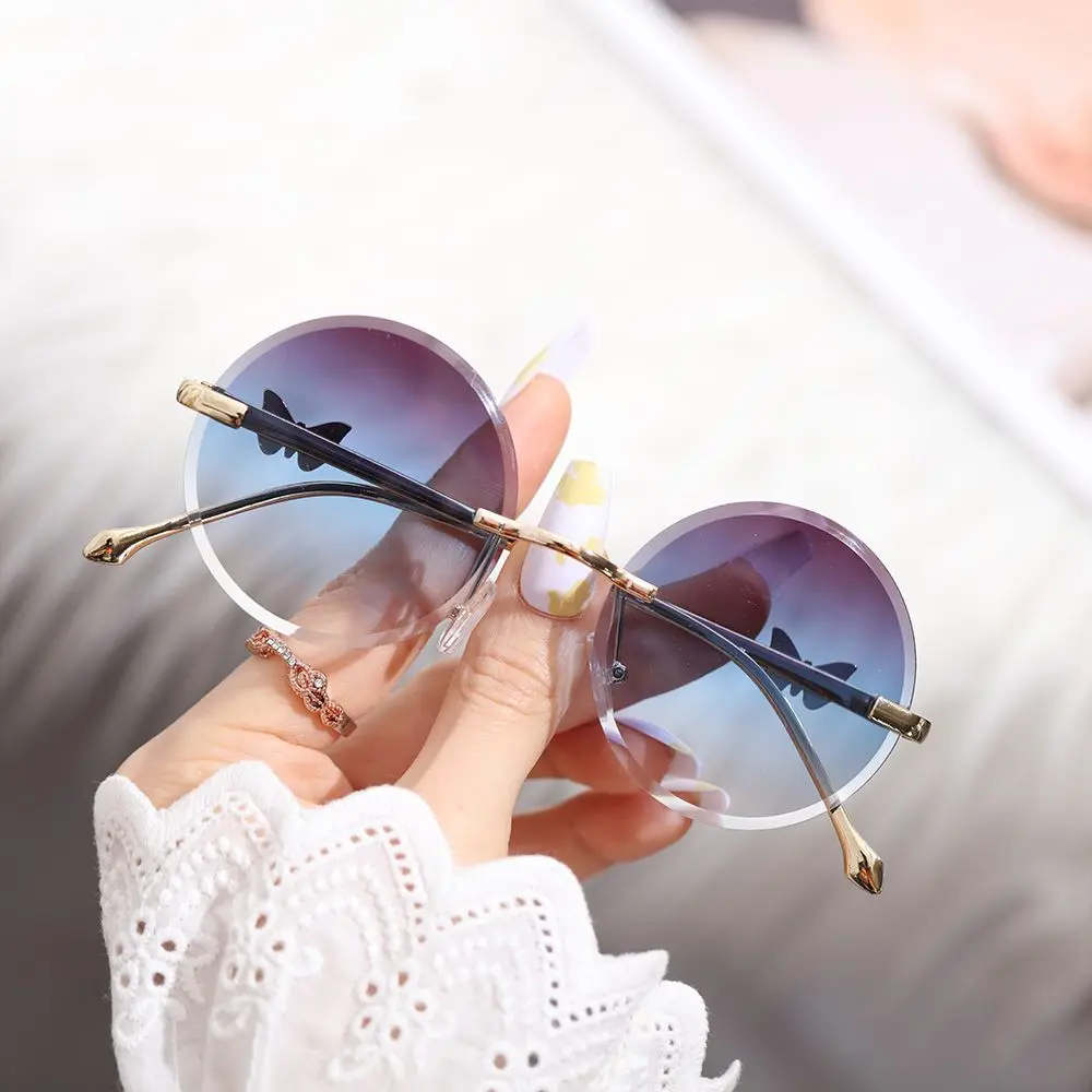 

Новинка 2022, круглые солнцезащитные очки для женщин, украшенные бабочками, модные солнцезащитные очки в металлической оправе, затеняющие оч...