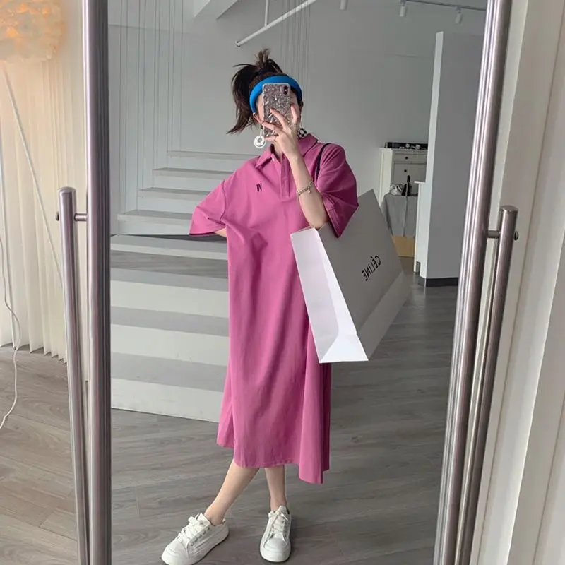 Женское платье-футболка средней длины с коротким рукавом и воротником поло 300 кг