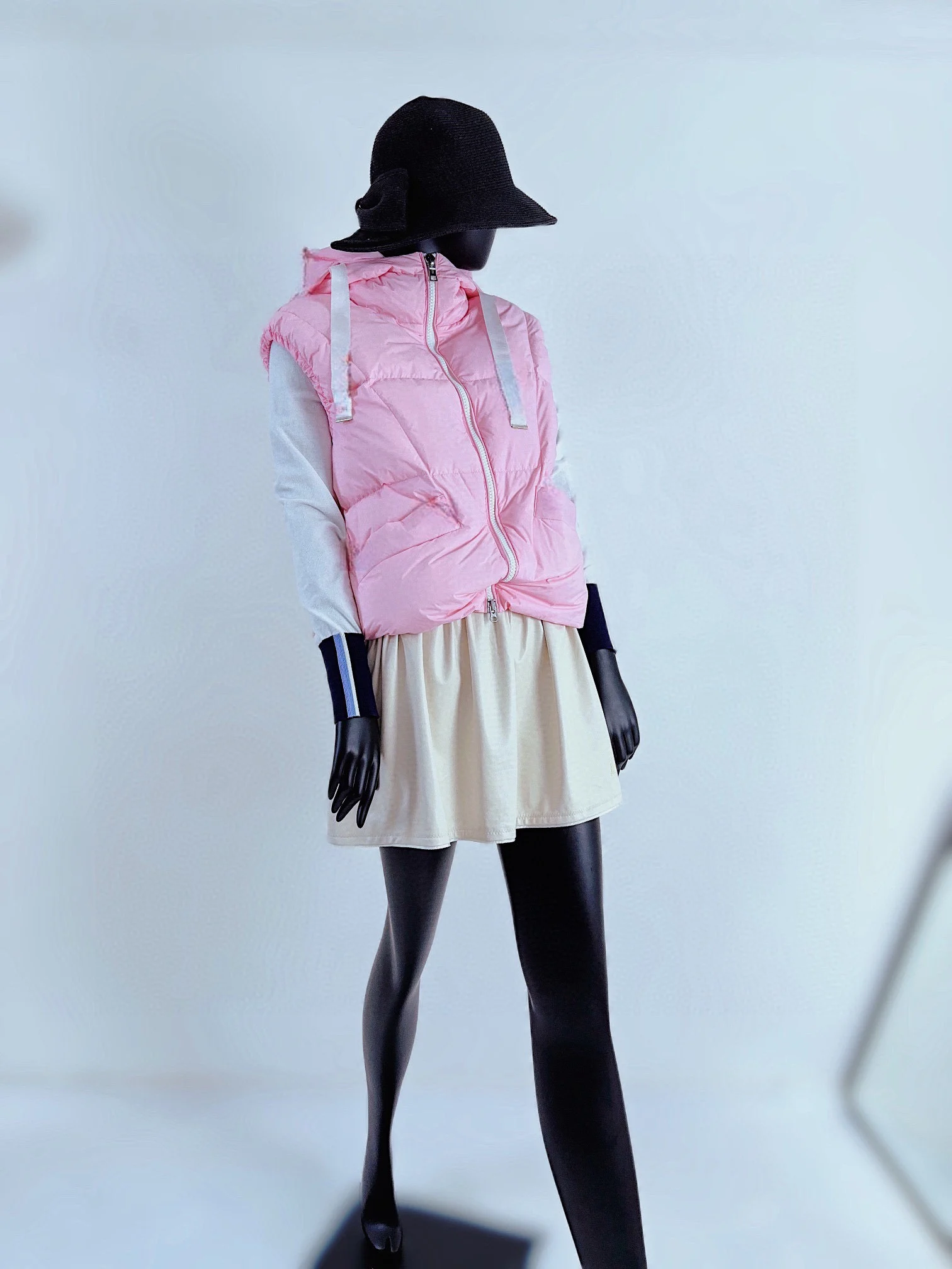 

Waterproof Hooded Design of Thickened Down Golf Vest Golf Clothing Girls Show White Korean Version of Warm Sports Golf Clothes.