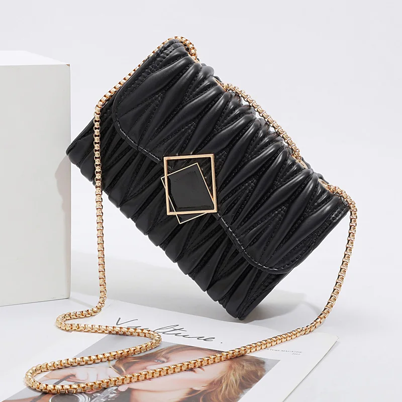 

Женская сумка-мессенджер из мягкой кожи, на цепочке