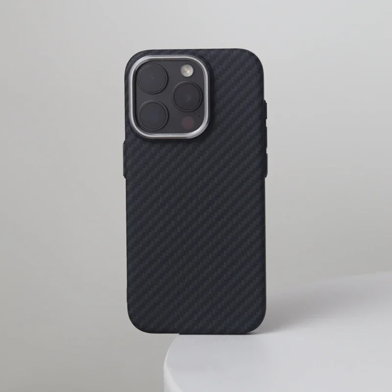 Фото Новый магнитный черный чехол для iPhone 17, 16, 15 Pro Max MagSafe, жесткая задняя крышка из углеродного волокна, защитный чехол для телефона №2
