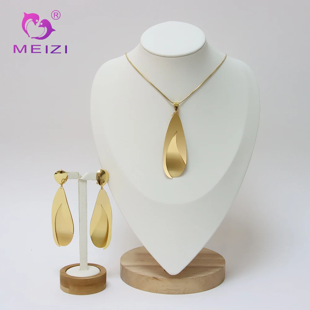 

Комплект из колье и серёг, покрытого золотом 18 К