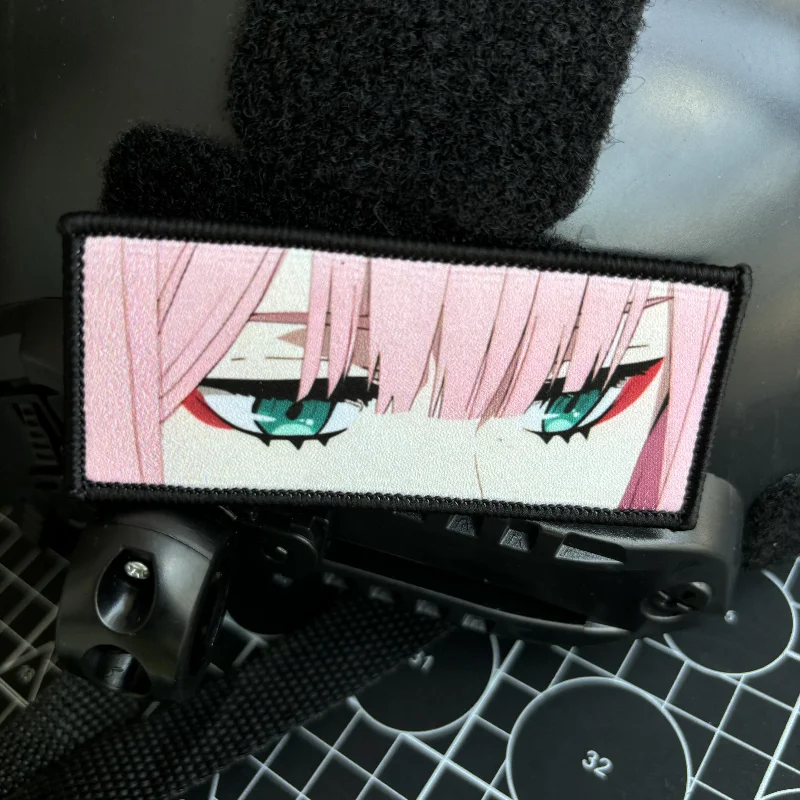 Фото ВОЕННЫЙ ЗНАЧОК Zero Two Eyes для морального духа в стиле аниме Дарлинг в Германии искусственный крючок и петля с принтом тактические военные искусства №4