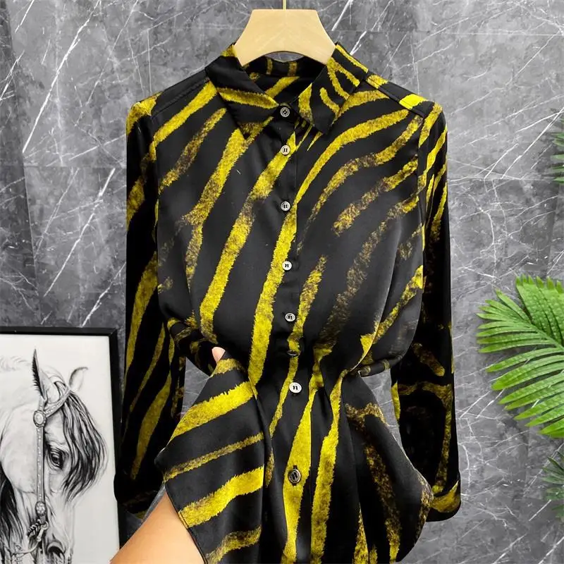 

Женская атласная рубашка с длинным рукавом и леопардовым принтом