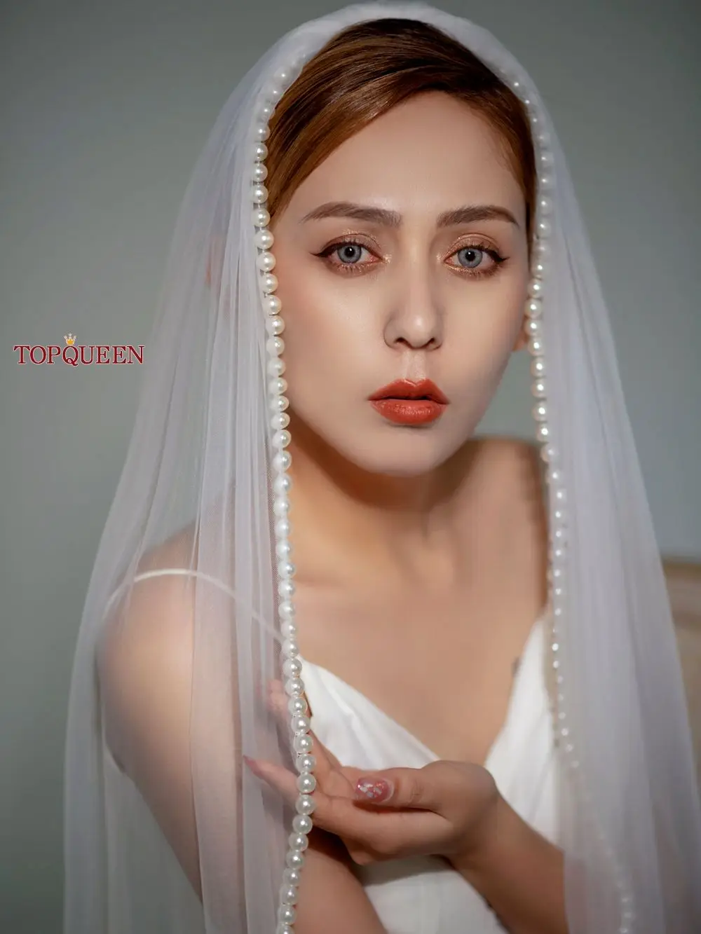

TOPQUEEN V119 Pearl Edge Wedding Veil 1 Tier Short Bridal Veils Soft Fingertip Veil with Beaded Pearls Bride Accessories