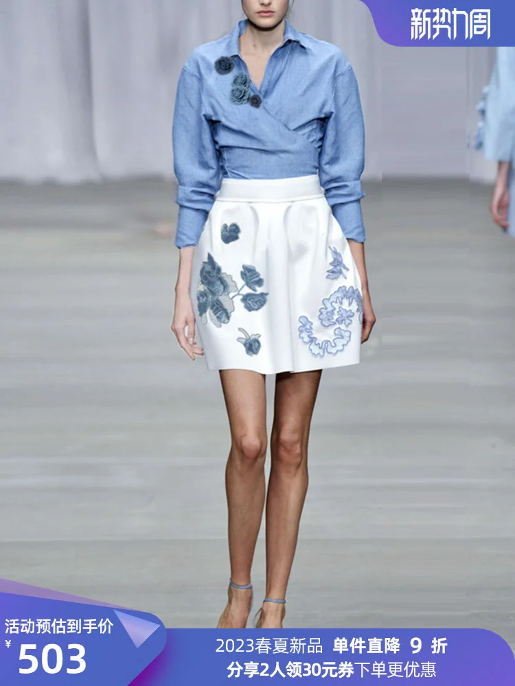 

Весна 2023, синяя стереоскопическая вышитая рубашка, белая трапециевидная юбка, комплект для женщин