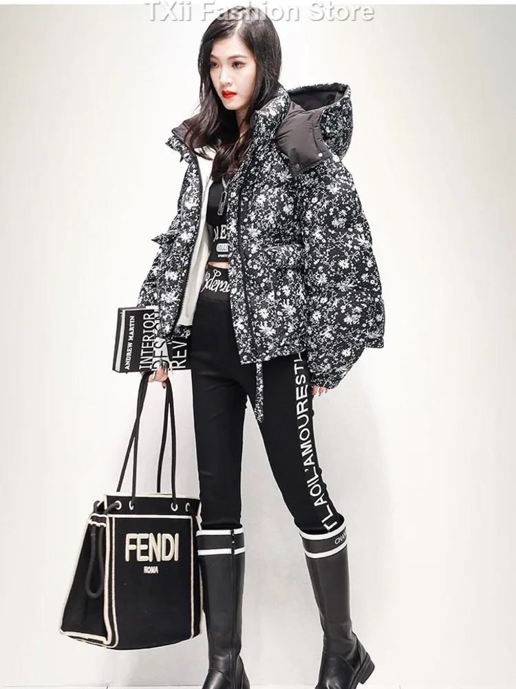 Женский пуховик с капюшоном и молнией