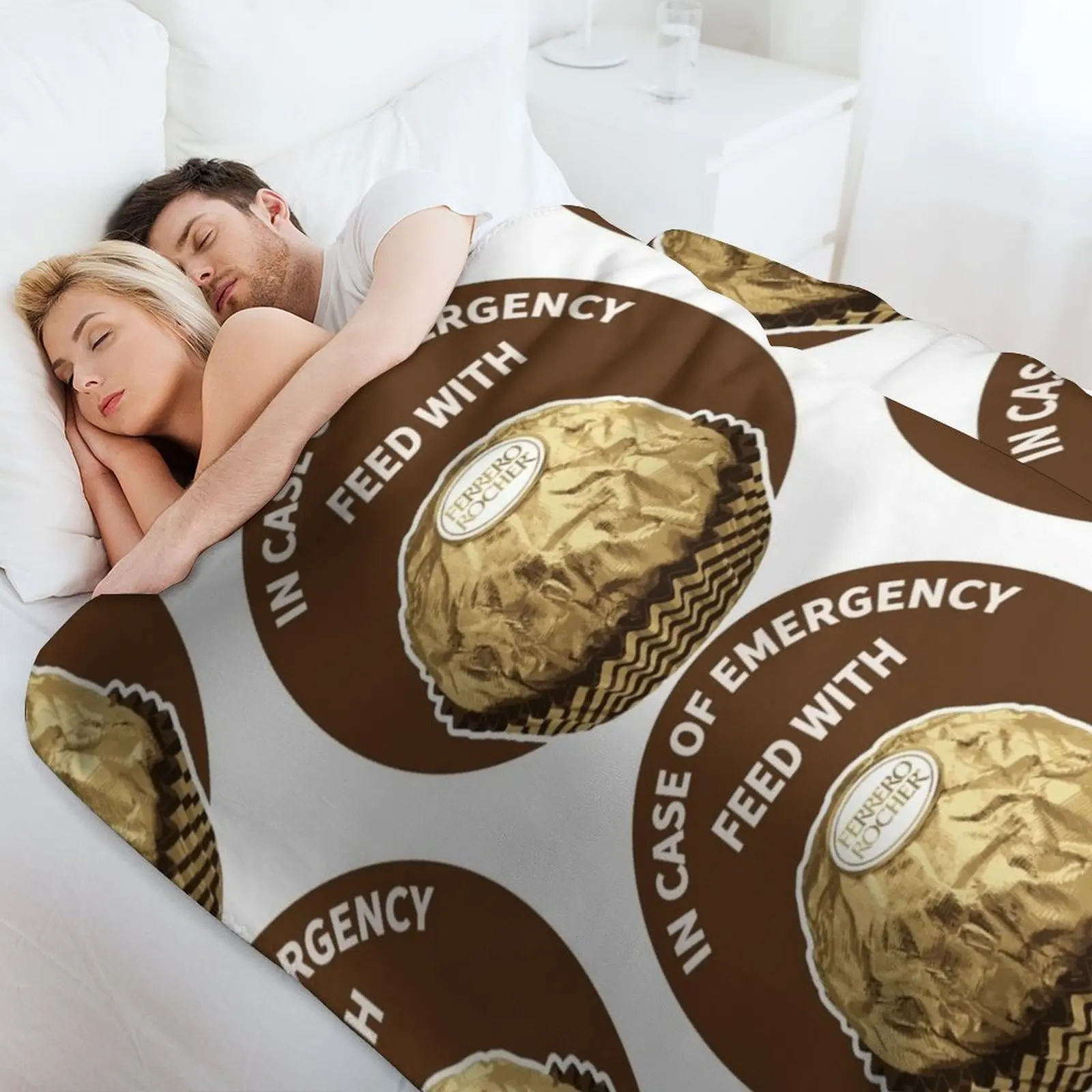 Фото Плед для экстренных случаев с изображением Ferrero Rocher: Элегантный и теплый плед для отеля и дома №4