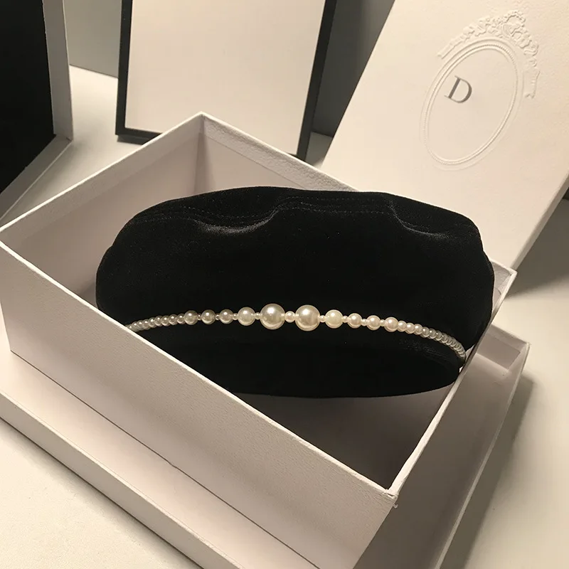 

New Brand 2022 Spring New Style England Pearl Fashion Black Velvet Beret Hat Winter Berets for Women Outdoor