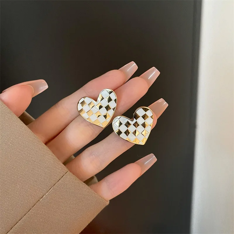 

LATS 2022 New Trendy High-end Checkerboard Love Earring Niche Design Stud Earrings Fashion Elegant Jewelry for Women Girl Gift